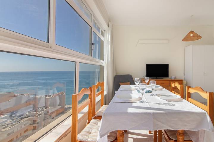 Hel lägenhet, Apartment 'Camões 12 Frente Mar' with Shared Pool and Balcony in Armação de Pêra (costa), Armação de Pera