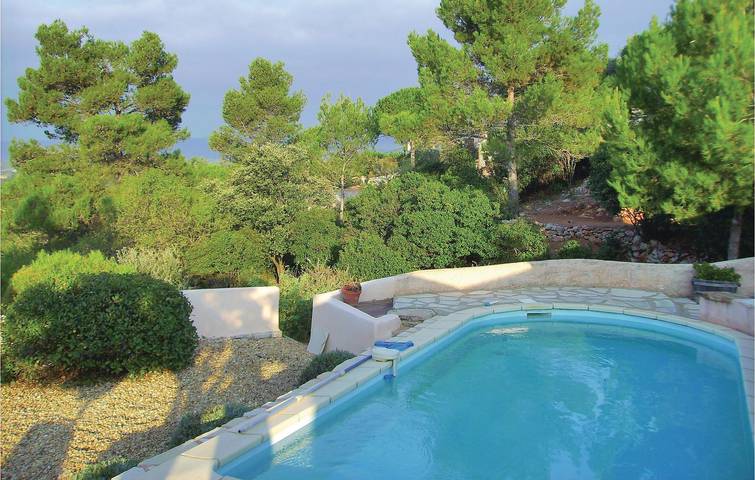 Appartement au bord de la piscine avec vue sur la rivière in Pierrerue, Côte méditerranéenne (France)
