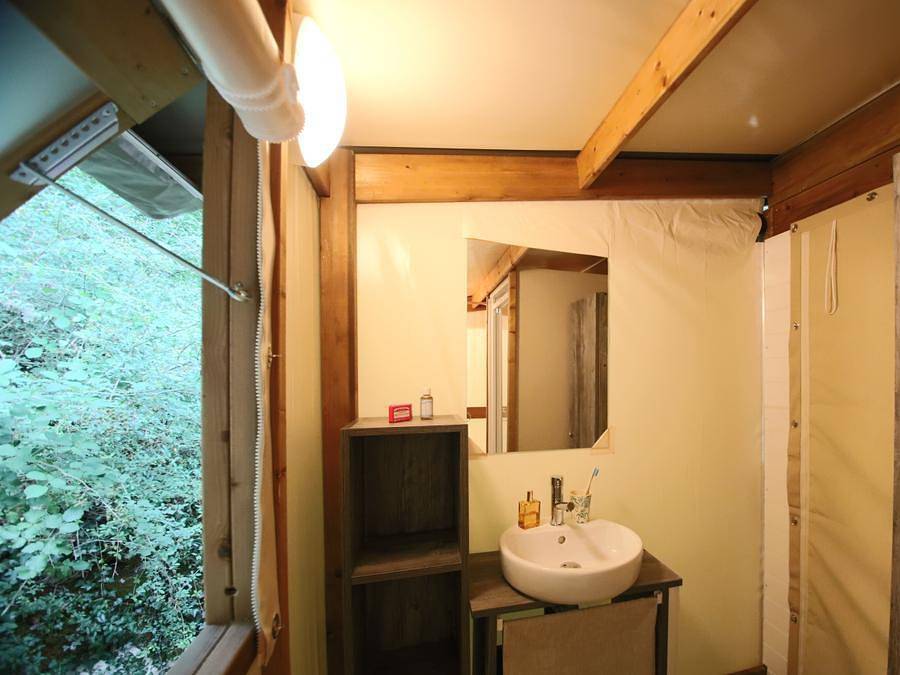 Camping Les Truffières de Dordogne - Lodge 5 personnes - Tente Eco-Lodge 2 chambres in Saint-Geniès, Périgord Noir