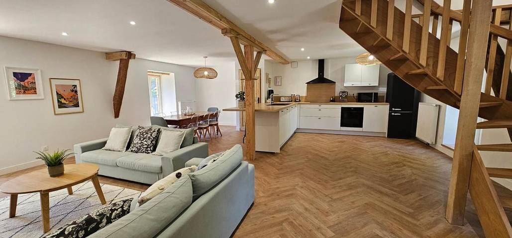 Gîte pour 8 personnes, avec vue ainsi que piscine et jardin à Antignac