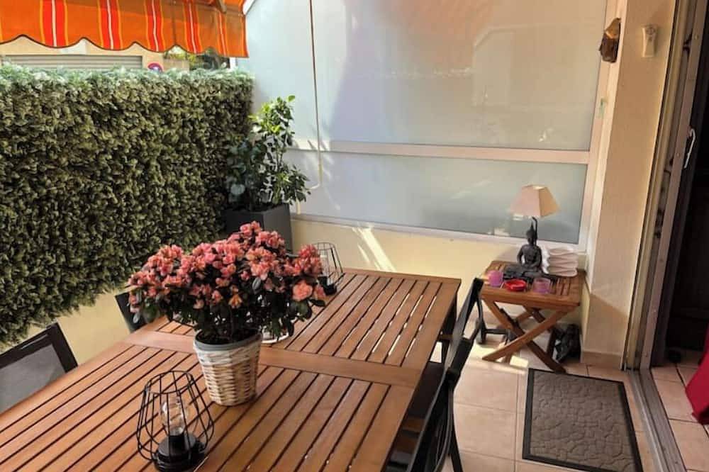 Ganze Wohnung, T3 ground-floor apartment with terraces, 300 m from the beach, access to all amenities, in Menton, Mittelmeerküste (Frankreich)
