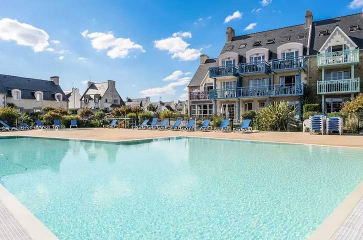 Location de vacances pour 7 personnes, avec terrasse et piscine dans Plage de Grève Blanche (Guilvinec)
