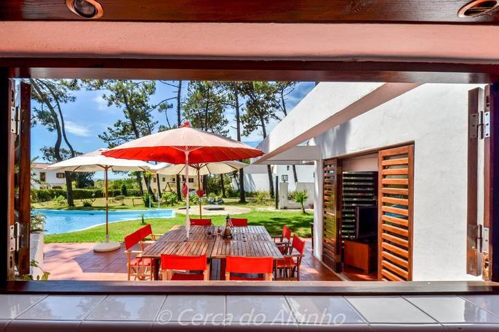 Casa de férias para 10 pessoas, com jardim e terraço e ainda piscina, com animais de estimação em Vila Nova de Milfontes