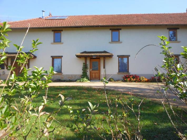 Location de vacances pour 5 personnes, avec Terrasse ainsi que Jardin et Piscine dans Saint-Martin-le-Châtel