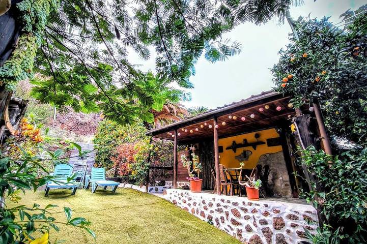 Gîte pour 4 personnes, avec terrasse ainsi que jardin et piscine - 1