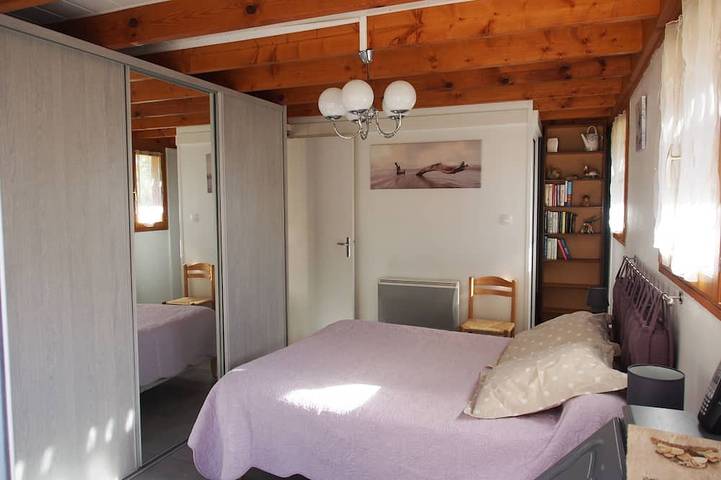 Chalet ***  bord du lac barque, piscine, animaux, lits faits, jardin clos, calme in Saint-Gérons, Région d'Aurillac
