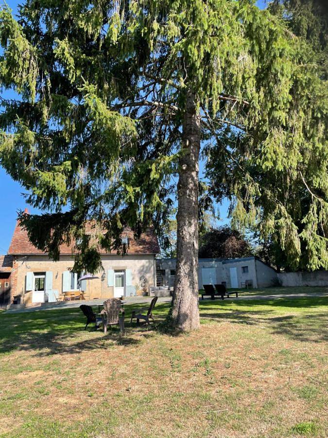 Location de vacances pour 8 personnes, avec jardin ainsi que vue et piscine, animaux acceptés à Bourbon-l'Archambault - 2