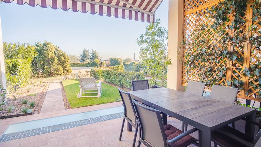 Location de vacances pour 5 personnes, avec vue sur le lac ainsi que piscine et jardin à Padenghe sul Garda