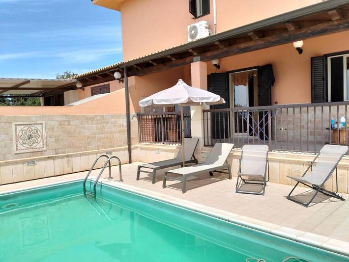 Villa per 7 persone, con giardino e piscina nonché panorama, con animali domestici in Santa Croce Camerina