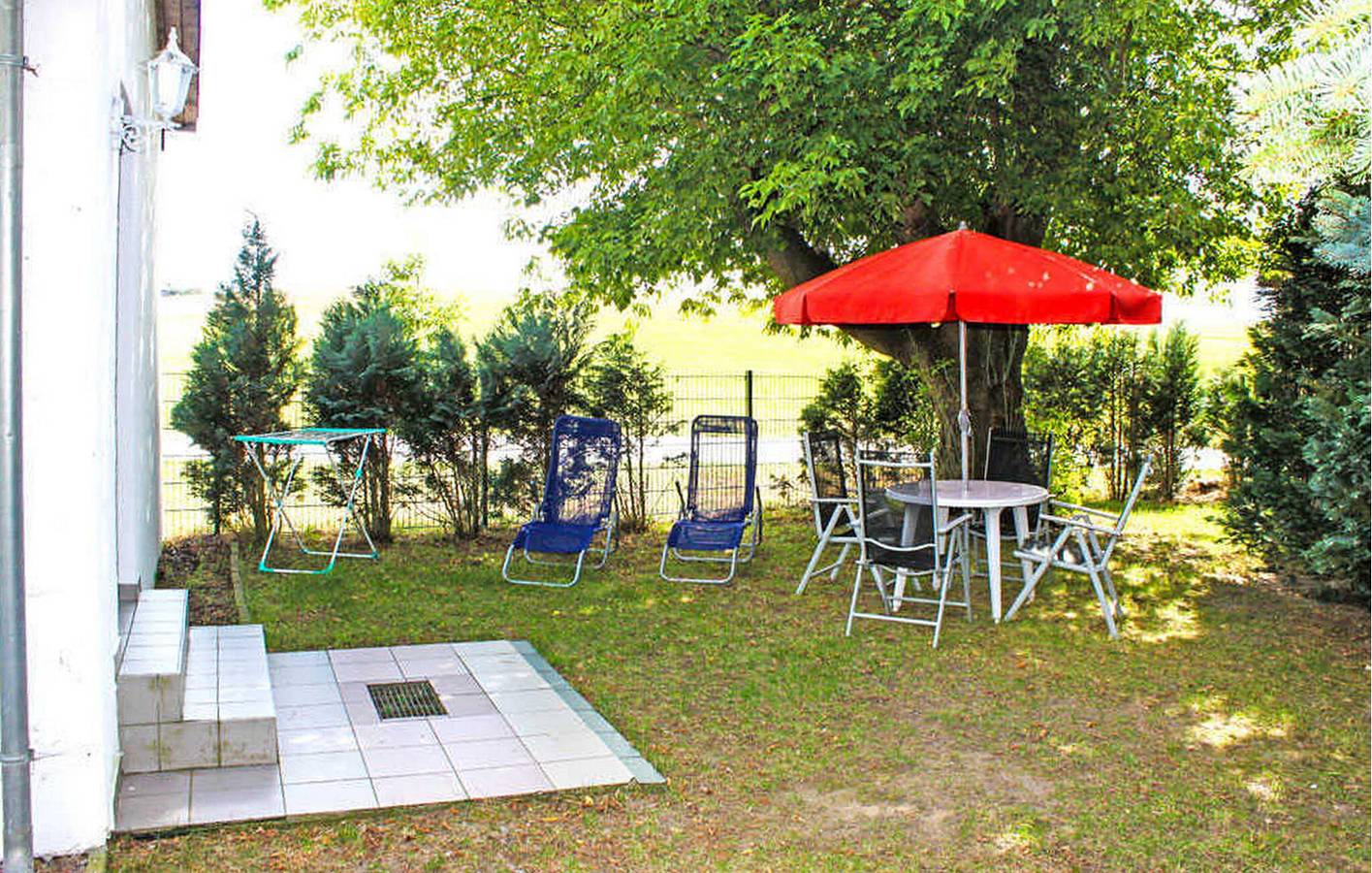 Ganze Ferienwohnung, Strandnahe Unterkunft mit Terrasse und Parkplatz - 800 m zum Strand in Sommersdorf, Kummerower See