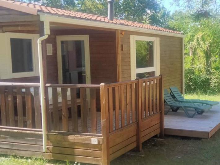 Camping pour 4 personnes, avec terrasse et piscine, animaux acceptés dans le Lot-et-Garonne
