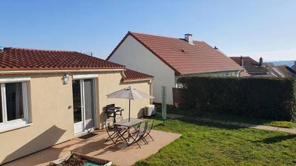 Gîte pour 4 personnes, avec jardin à Creuzier-le-Vieux
