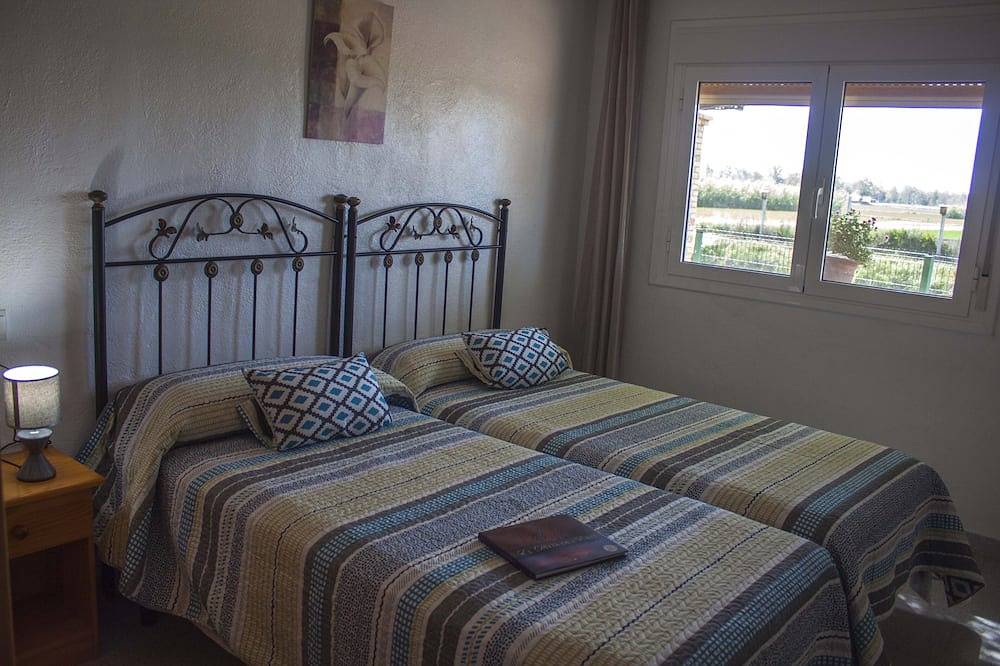 Huisje met prive zwembad, gratis wifi, speeltuin, 1,8 km van het strand in Terres de l'Ebre, Delta van de Ebro