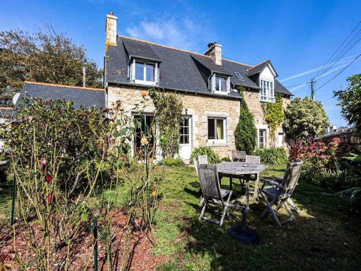 Location de vacances pour 7 personnes, avec terrasse et jardin dans Plage des Dunes (Penvénan)