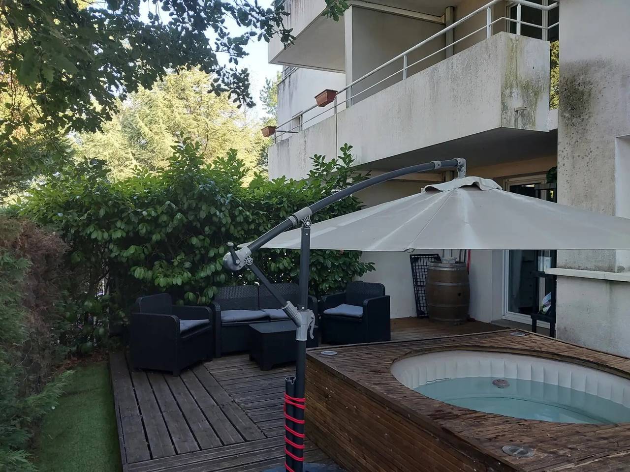 Appartement entier, Appartement 'Proche Bordeaux' avec piscine partagée, terrasse privée et Wi-Fi in Saint-André-de-Cubzac, Région de Blaye