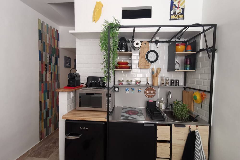 Entire apartment, Studio in the ramparts of the village of Le Castellet, 10 minutes from the beach in Le Castellet, Toulon region