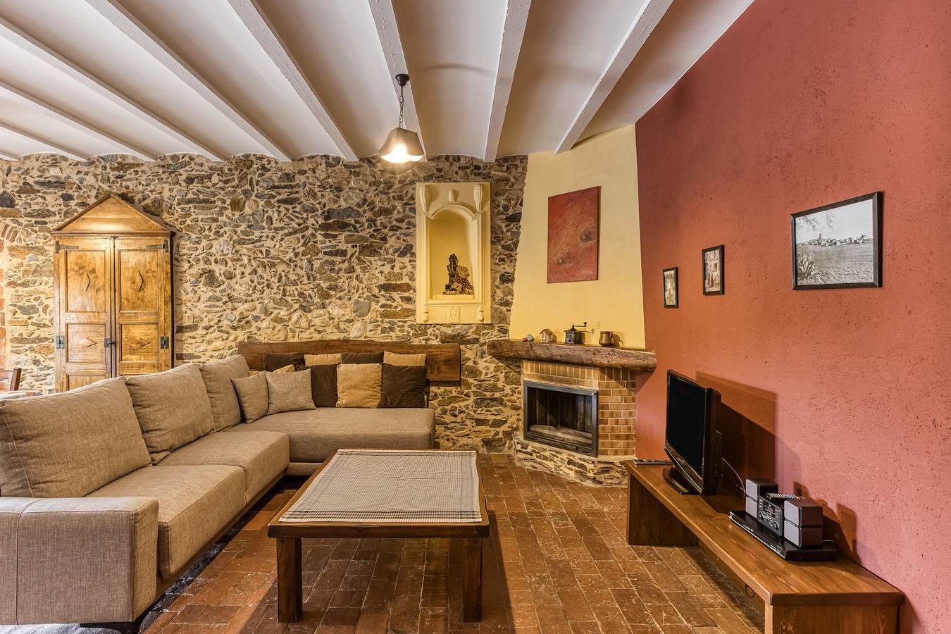 Landhaus 'El Torn' mit Bergblick, Wi-Fi und Klimaanlage in Garriguella, Oberampurien