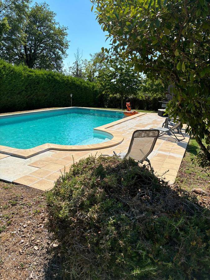 Location de vacances pour 4 personnes, avec Terrasse ainsi que Jardin et Piscine à Villetoureix
