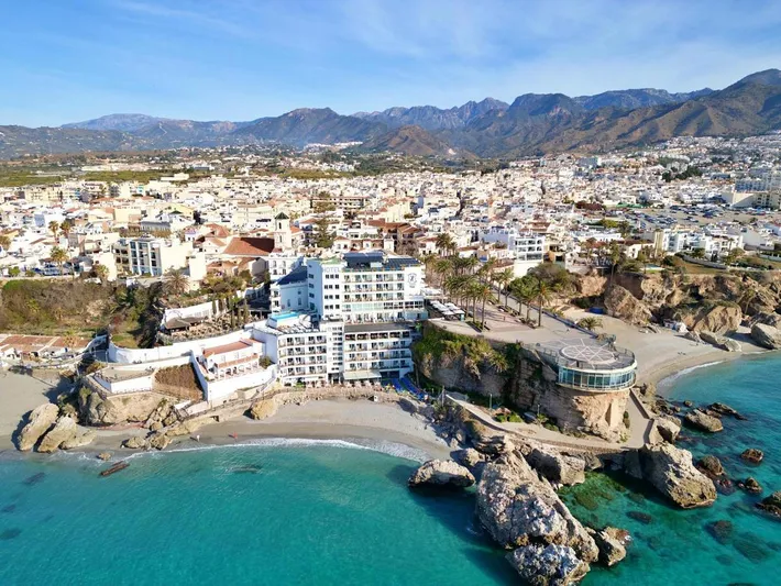 Hotel para 2 personas, con jacuzzi y sauna además de terraza y piscina - 1