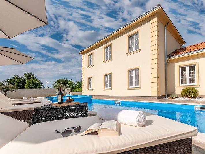 Villa pour 8 personnes, avec bassin pour enfant et jardin ainsi que piscine et balcon - 1