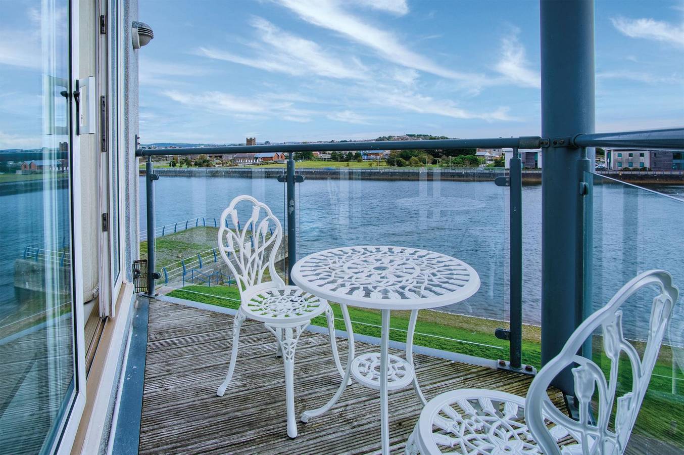 Entire apartment, The Penthouse - 3 Bedroom Apartment - Llanelli in Llanelli, Carmarthenshire