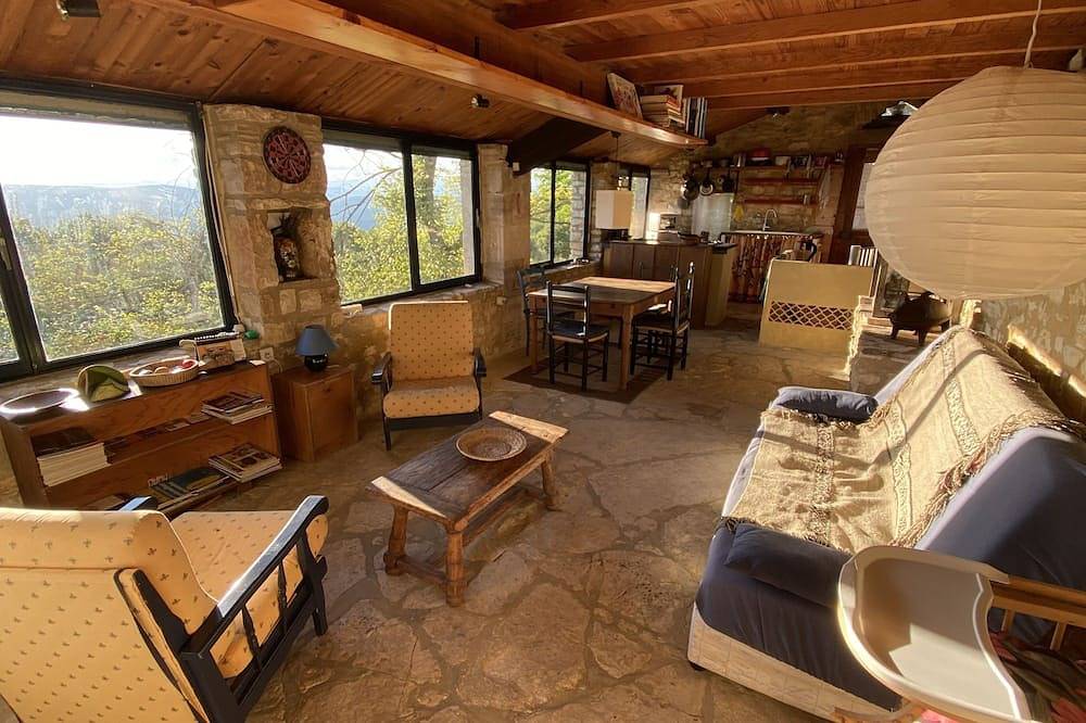 Gîte, 4 couchages, calme et repos, vue imprenable, pleine nature. in Issirac, Région de Nîmes