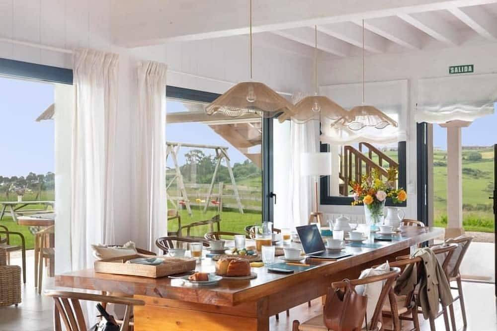 Espectacular Casa en un Alto con Vistas al Cantábrico y Picos de Europa in San Vicente de la Barquera, Parco Naturale di Oyambre