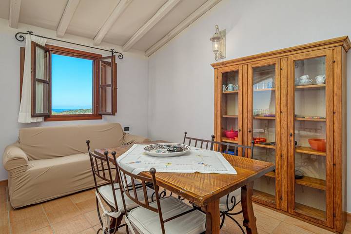 Entire apartment, Apartment 'Oltremare' with Sea View, Private Terrace and Air Conditioning in Suaredda-traversa, San Teodoro