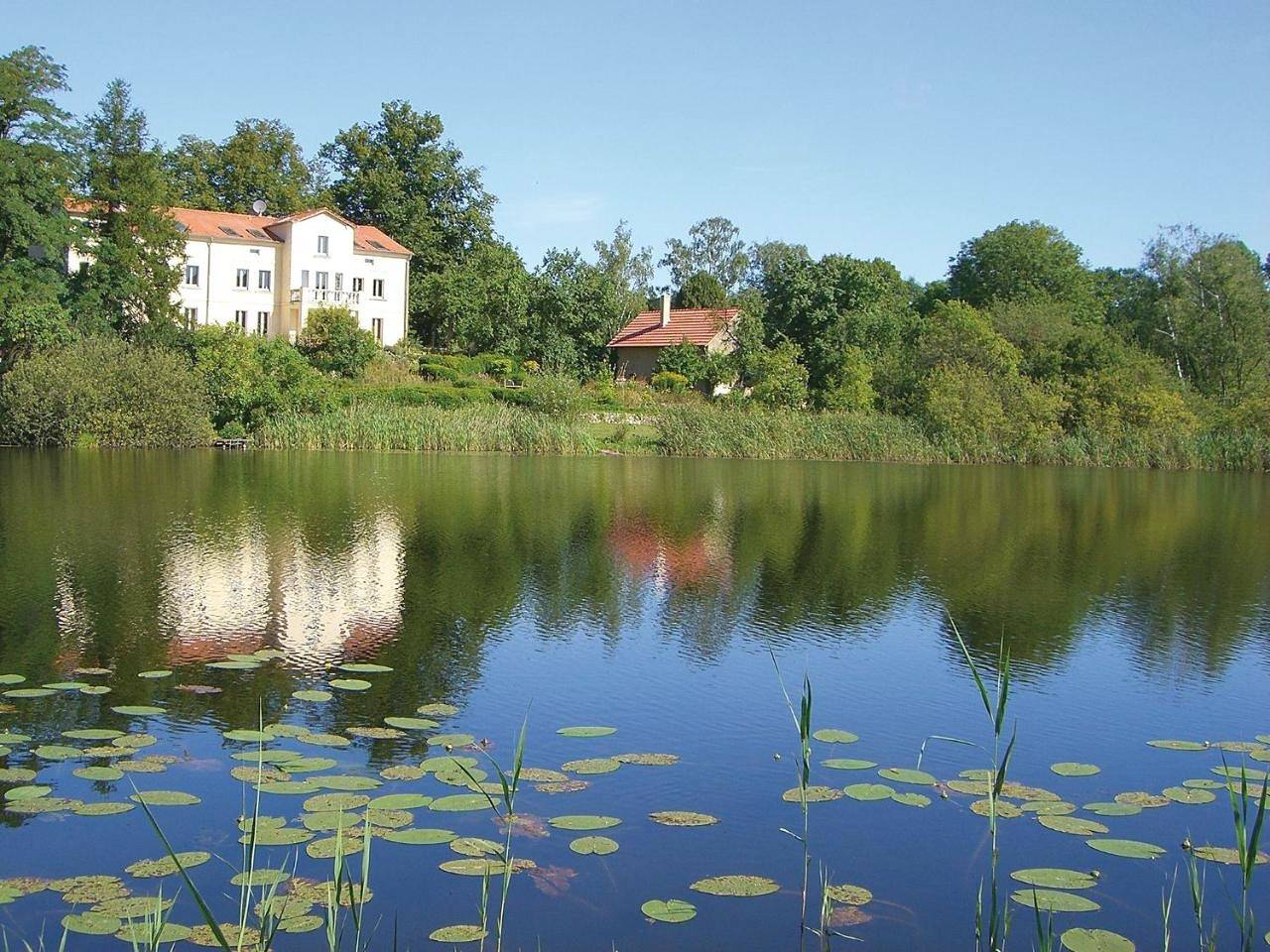 Ganze Wohnung, Villa am Trumpf - Design-Appartements im Naturgarten am See in Warnitz, Uckermark