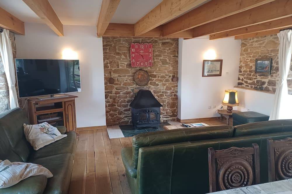 Casa de campo individual hogareño situado en 2 acres de jardines privados con piscina. in Camors, Region de Lorient