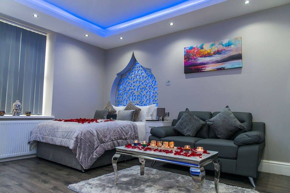Entire apartment, Aphrodite Suites The Opulance Hot Tub Spa Suite in Huddersfield, West Yorkshire