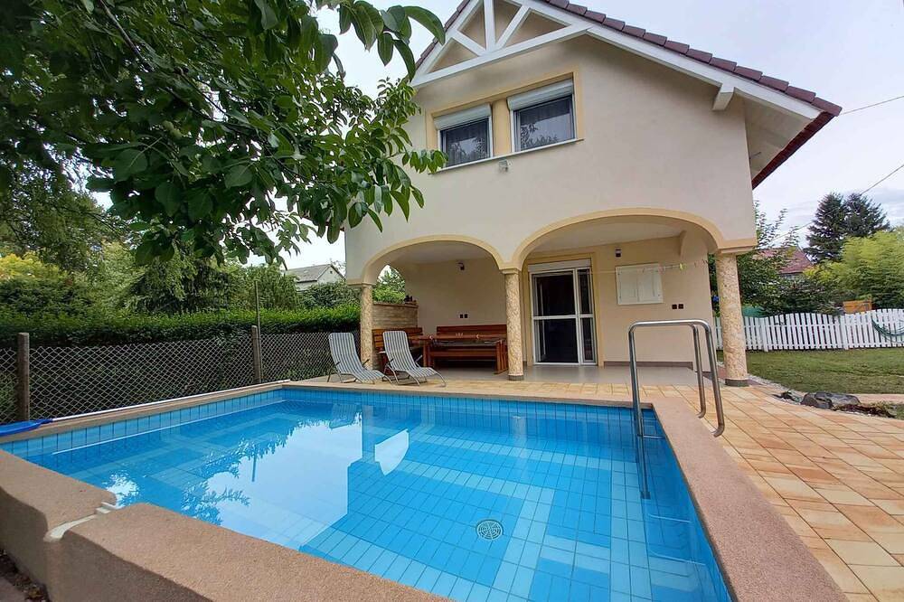 Maison de vacances avec piscine et douche de jardin in Badacsonytomaj, Balaton Region