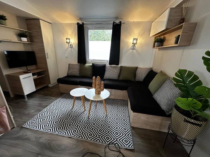 Camping pour 6 personnes, avec Jacuzzi et Terrasse ainsi que Jardin et Bassin pour enfant