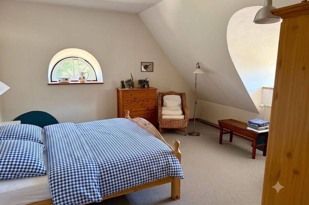 Ganze Wohnung, \"Himmelsnest\" auf Hof Wiesentau - Leben im Reetdachhaus, 65 m², 4-5 Personen in Bösdorf, Südliche Ostseeküste