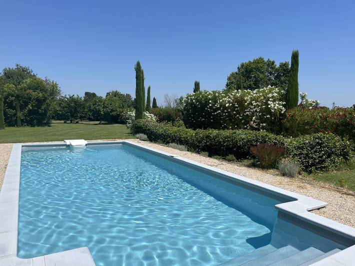 Gîte pour 6 personnes, avec terrasse ainsi que jardin et piscine