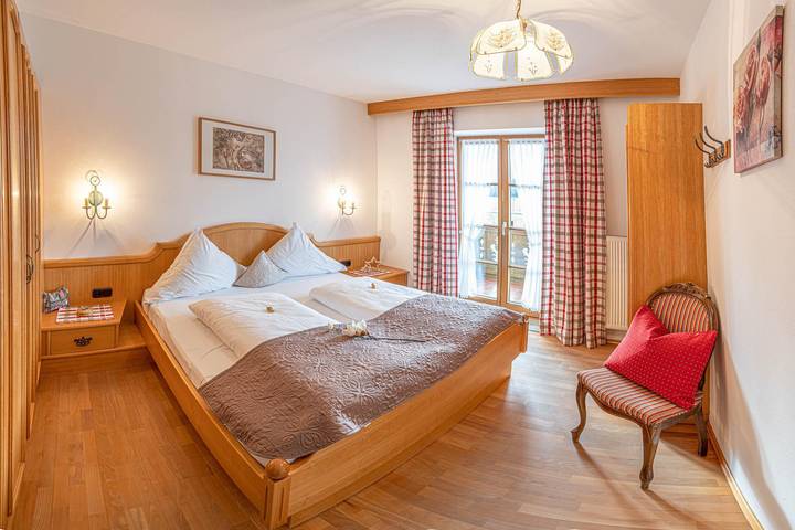 Ferienwohnung für 2 Personen, mit Balkon und Terrasse sowie Ausblick in Krün - 3