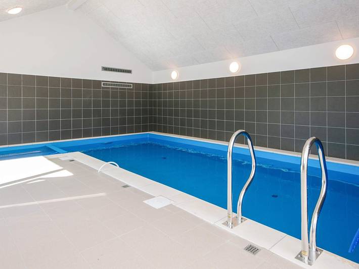 Ferienhaus für 22 Personen, mit Terrasse und Pool sowie Sauna in Bratten - 2