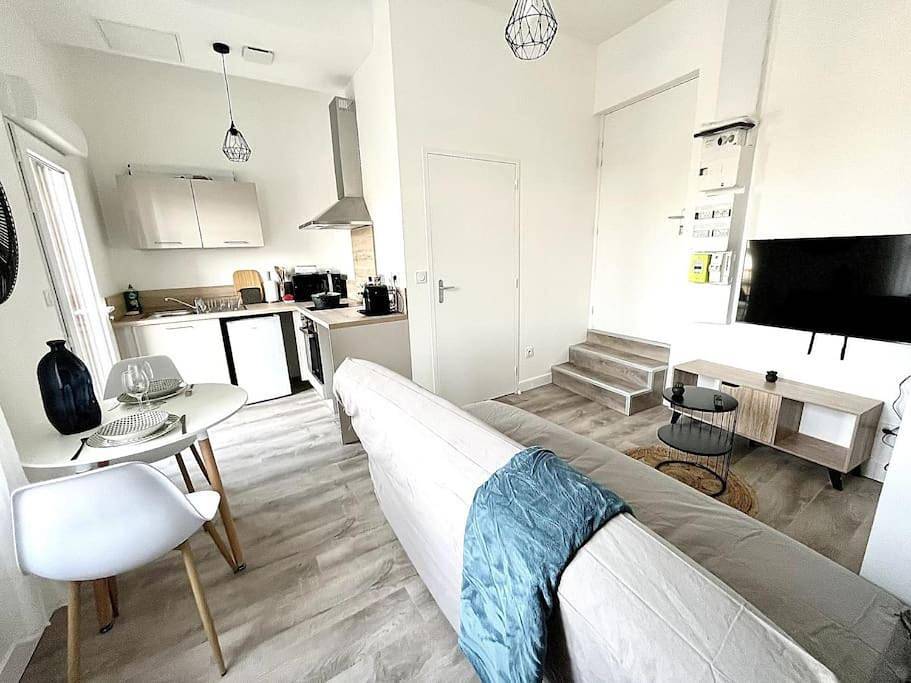 Appartement entier, Studio with Terrace in Bourg-de-Péage, Région de Valence