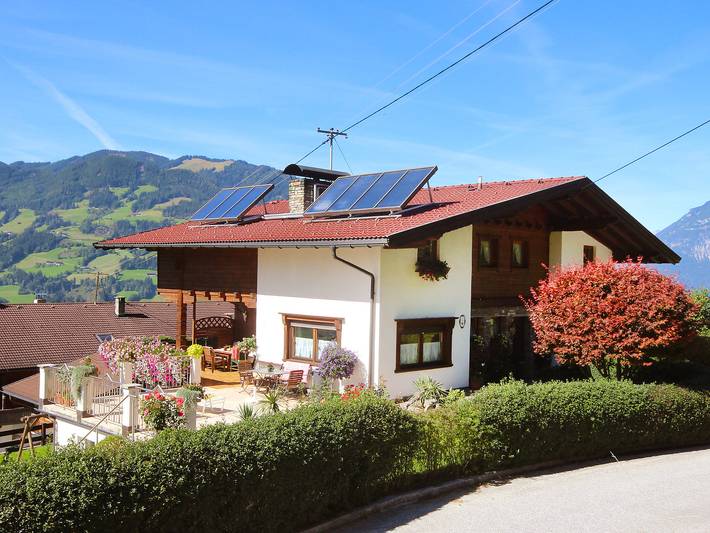 Vakantiewoning voor 7 personen, with Balkon and Terras as well as Tuin in Hart im Zillertal
