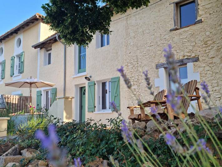 Location de vacances pour 2 personnes, avec Terrasse et Jardin ainsi que Vue sur le lac et Vue à Lésignac-Durand