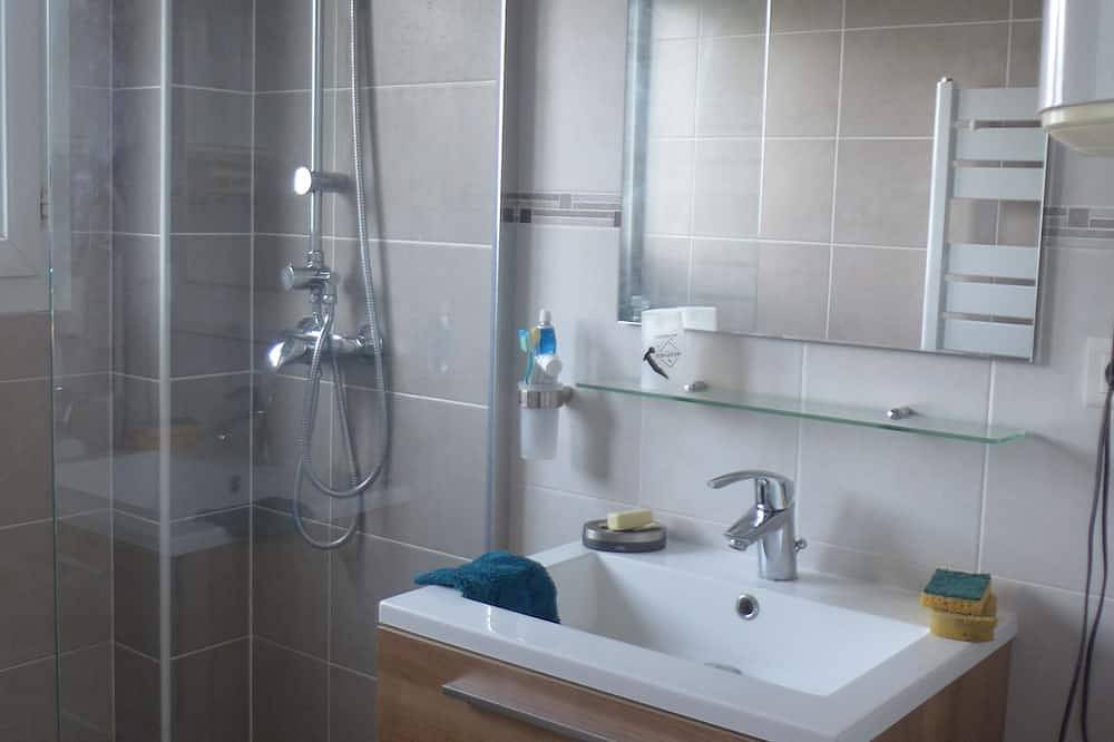 Nice quiet room near Paris - metro Villejuif Paul Vaillant Couturier in Villejuif, Valle del Marne