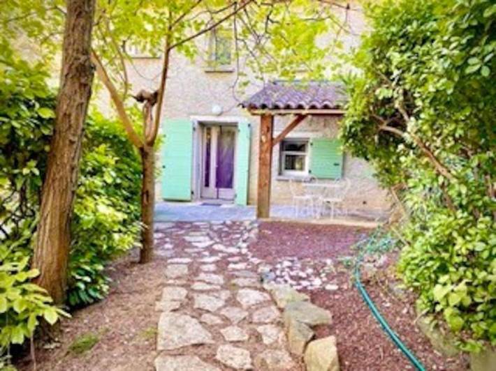 Location de vacances pour 4 personnes, avec piscine et vue à Lussas