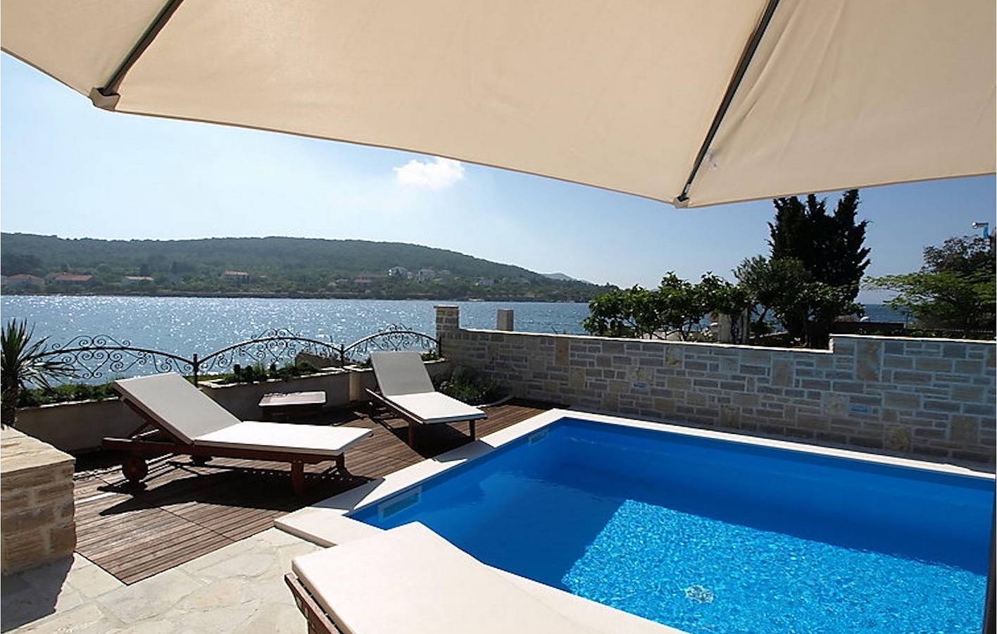 Incantevole appartamento di 135 m² con piscina, vicino alla spiaggia: la vacanza perfetta! in Sutomiscica, Isola di Ugljan