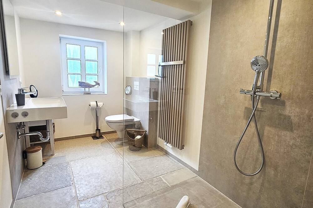 Ganze Wohnung, Allergikerfreundliches Ferienhaus Uijs Hüs mit Garten & Terrasse in Borgsum in Borgsum, Föhr