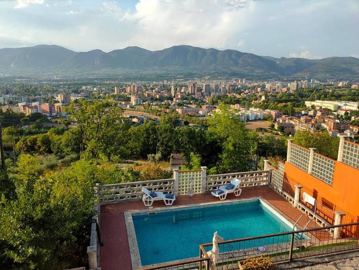 Ferienwohnung für 4 Personen, mit Balkon und Terrasse sowie Garten und Pool in Terni