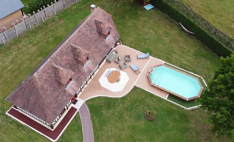 Location de vacances pour 15 personnes, avec piscine ainsi que jardin et jacuzzi à Saint-Hymer