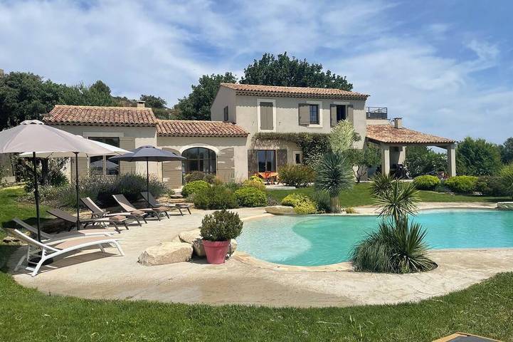 Gîte pour 8 personnes, avec piscine et jacuzzi à Vernègues