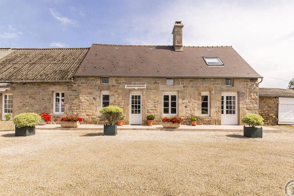 Maison Normande Confortable avec Terrasse et Parking Privé à Gatteville in Gatteville-le-Phare, Région de Cherbourg