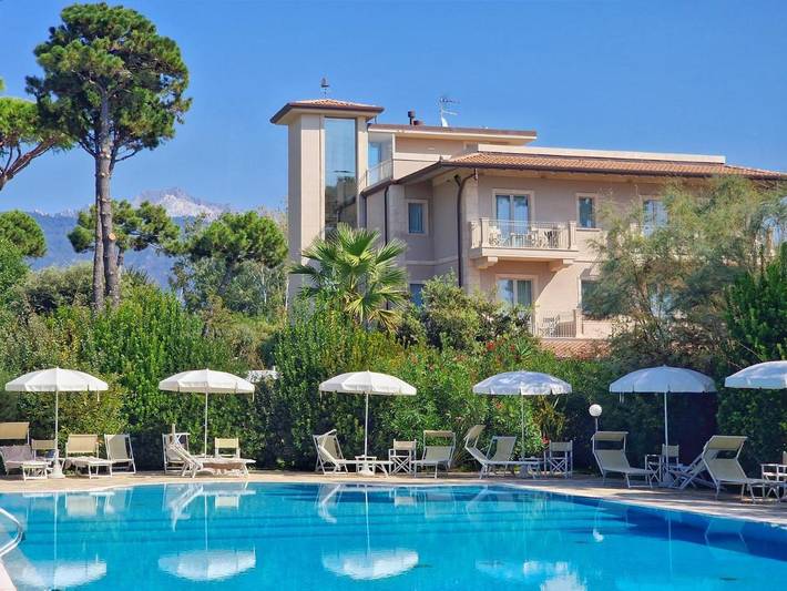 Hotel voor 3 personen, with uitzicht and zwembad as well as tuin in Massa