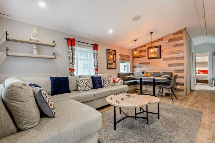 Cottage for 4 people, with Terrace and Pool as well as Sauna in Milford-on-Sea